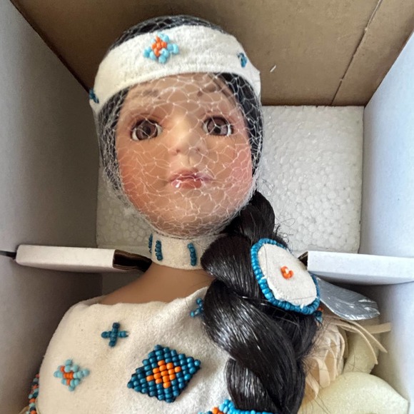 Chenoa Indian Doll Heritage Signature‎ Collection Native American Porcelain Doll - Picture 3 of 7